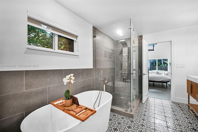 Building Photo - 150 NE 50th St