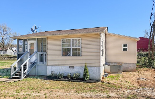 Building Photo - Knoxville 37921 - 3 bedroom 2 bath - conta...