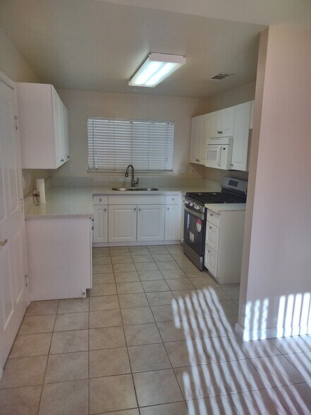 Building Photo - 1061 Mountain View Dr