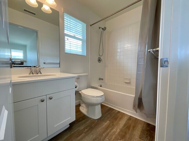 Building Photo - 4 Bedroom 3 Bath, 2 Car garage w/3rd parking stall, Solar panels (RRLLC)