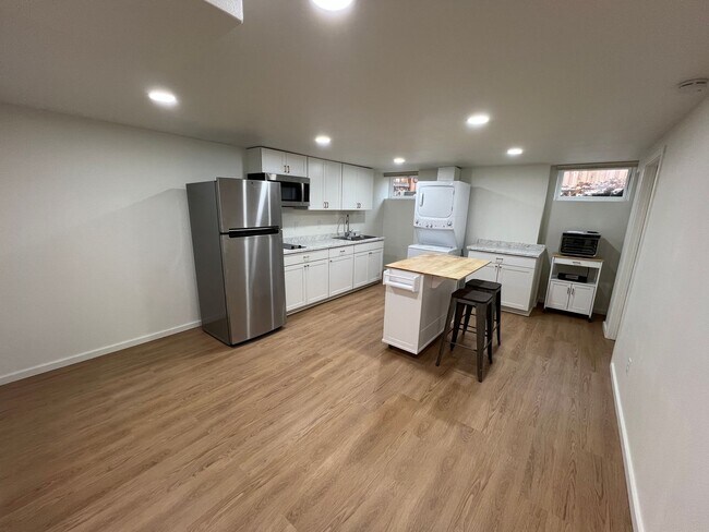 Building Photo - 841 Red Apple Rd