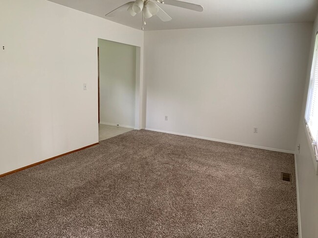Building Photo - 3 Bedroom Close to Lewis Gale Hospital