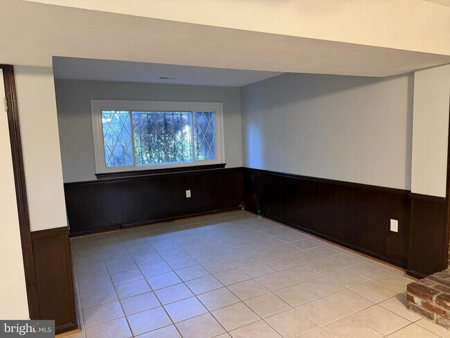 Building Photo - 13100-13100 Cabinwood Dr