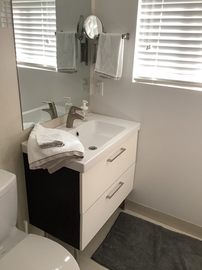 Building Photo - 2700 1st NE Ave