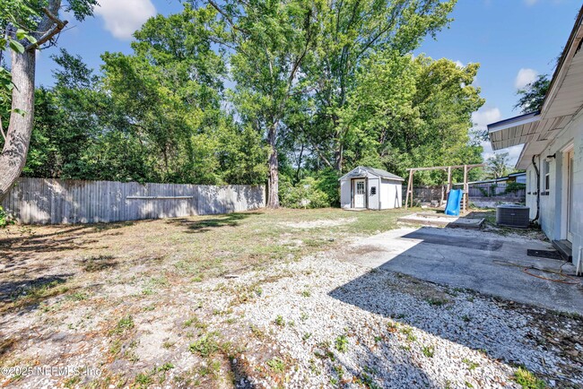 Building Photo - 2930 Wycombe Dr W