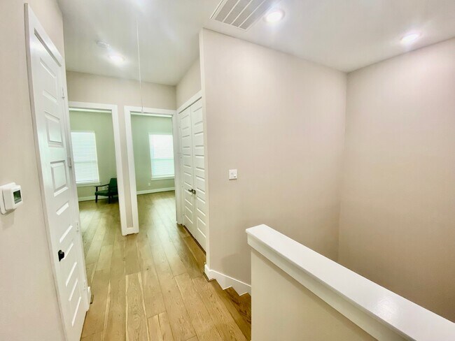 Building Photo - 303 Queen Sude Ln