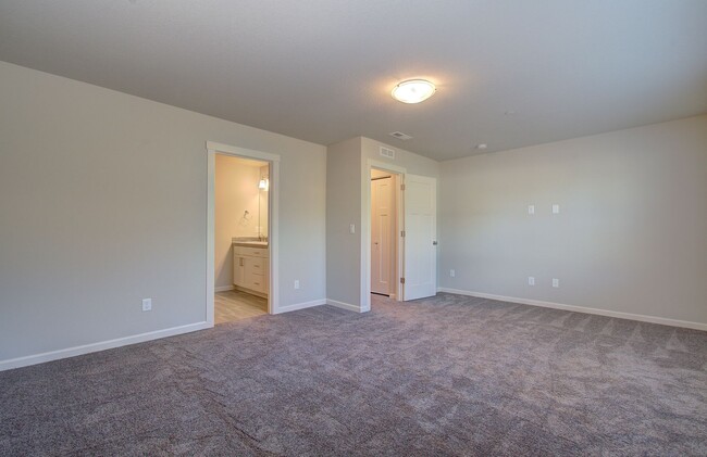 Building Photo - Immaculate Ridgefield Townhome