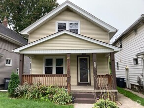 Building Photo - Spacious 3 Bedroom 1 Bath House located in...