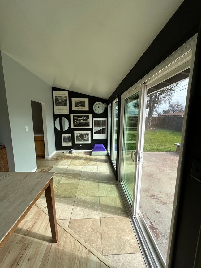 Building Photo - Updated in North Hanford