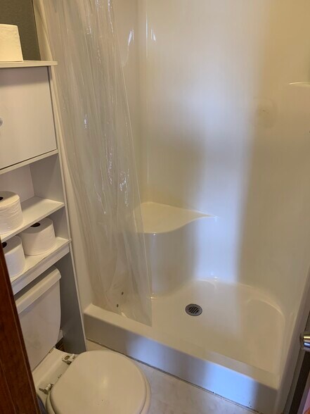Master Standing Shower - 1126 nw scenic dr