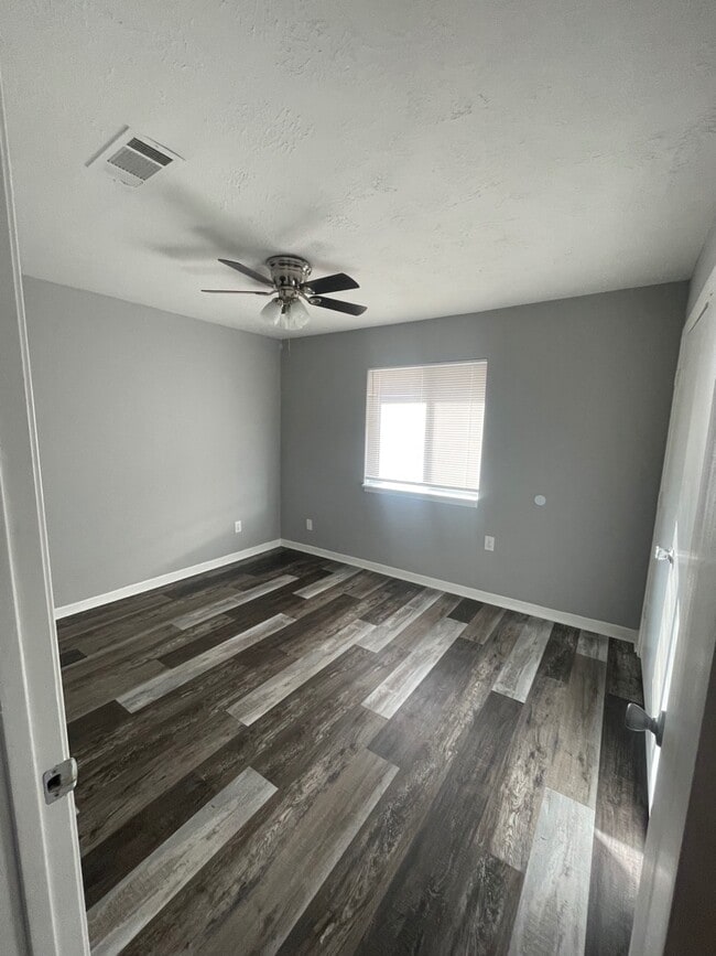 Building Photo - 1917 Pine Tree Dr