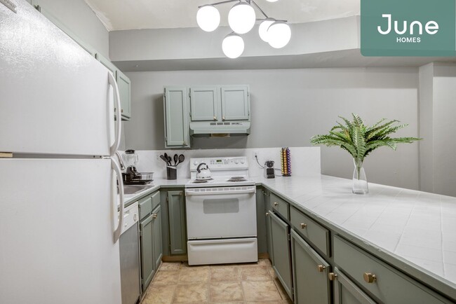 Building Photo - ROOM ONLY in 5-bed/2.0-bath Home