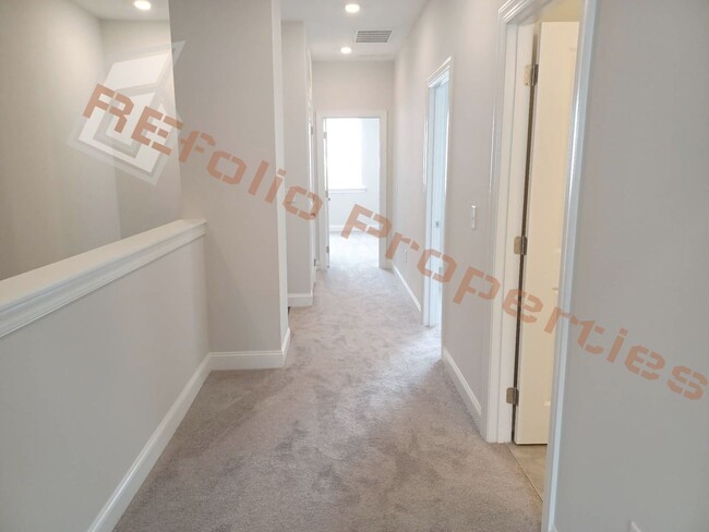 Building Photo - Gorgeous 3 Bedroom, 2.5 Bath,  1-Car Garag...