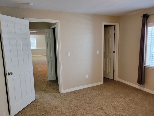 Building Photo - 4 Bed 3 Bath home with A/C and a gas fireplace, Available 5/8! - MileStone Real Estate Services