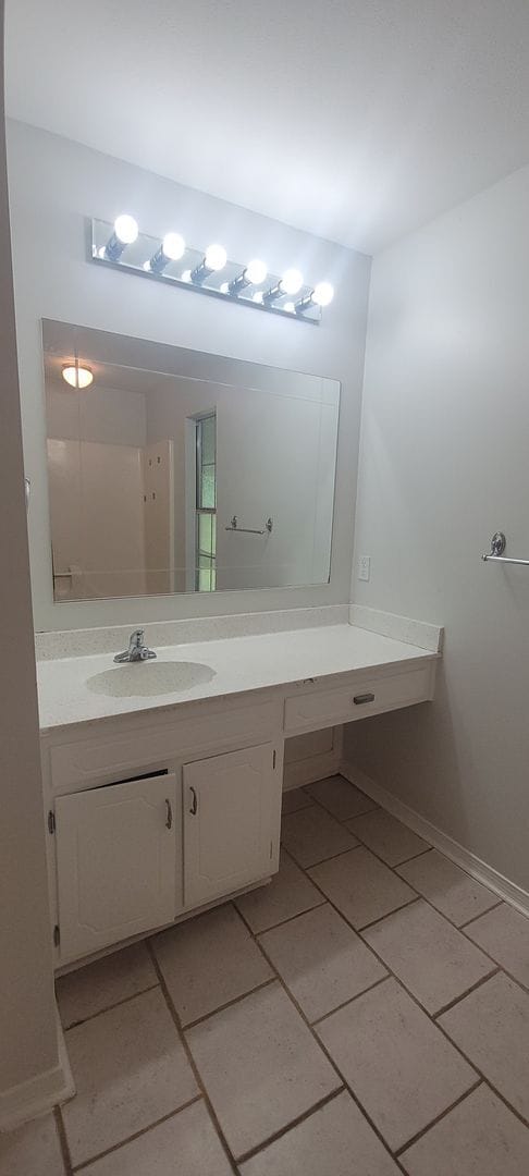 Building Photo - Beautiful 3 bedroom/2 bath with fireplace and huge covered back patio!