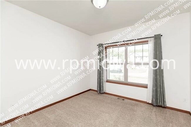 Building Photo - 1127 90th St