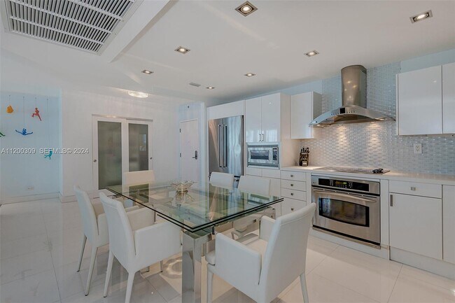 Building Photo - 2301 Collins Ave