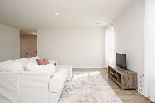 Building Photo - One Level Living With Amenities!