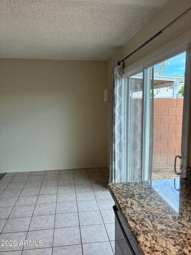 Building Photo - 6618 S Palm Dr