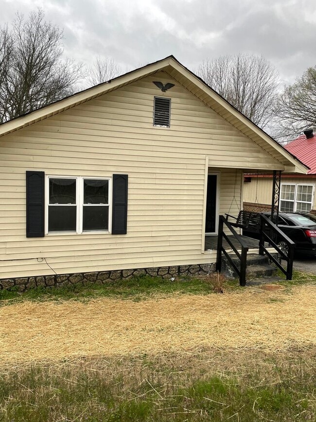 Primary Photo - Spacious 4 Bedroom/2 Bath Home