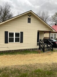 Building Photo - Spacious 4 Bedroom/2 Bath Home