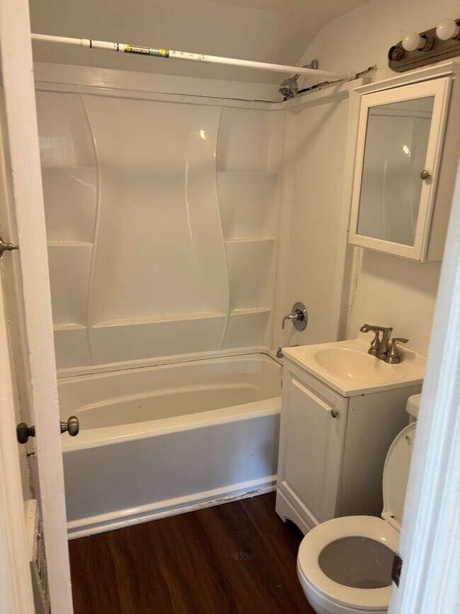 Building Photo - Euclid 2 Bedroom