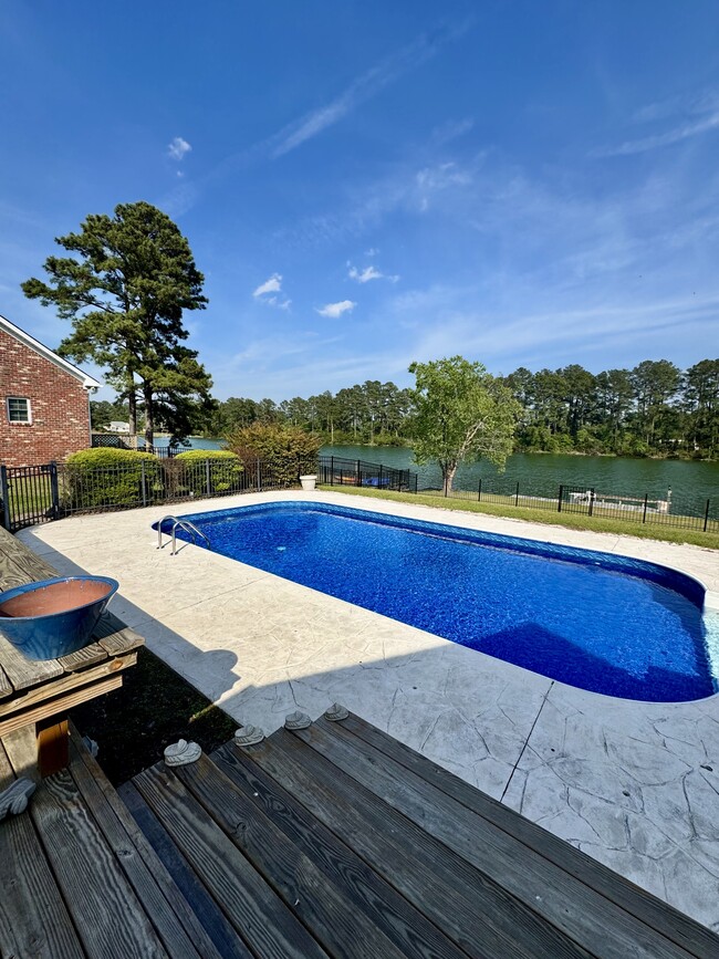 Building Photo - 513 Alexis Dr