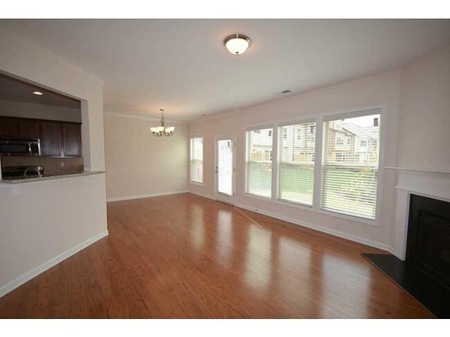 Building Photo - 2144 Greencrest Cir