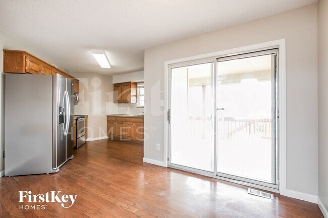 Building Photo - 1049 NE Queens Cir
