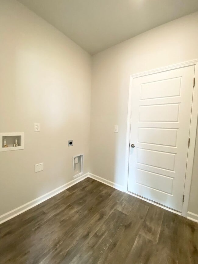 Building Photo - LIKE NEW home in a new subdivision!