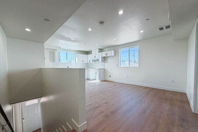 Building Photo - 423 E 31st St