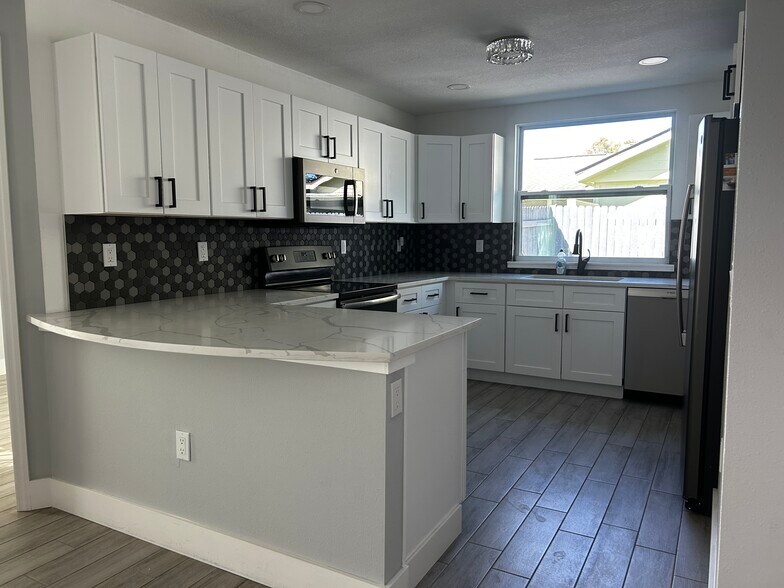 Building Photo - 3024 Woodpine Cir