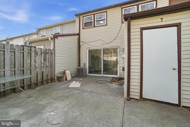 Building Photo - 7 Riverview Pl