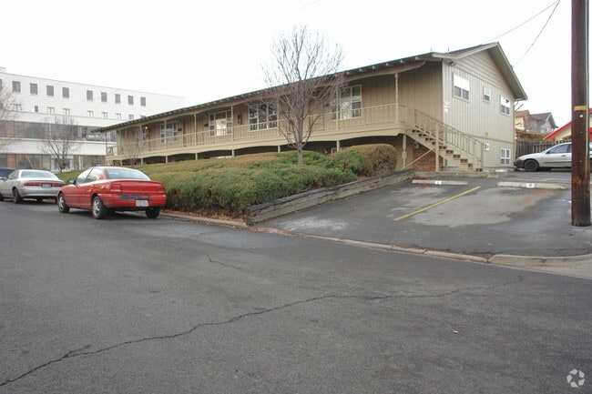 Building Photo - 1401 W Chestnut Ave
