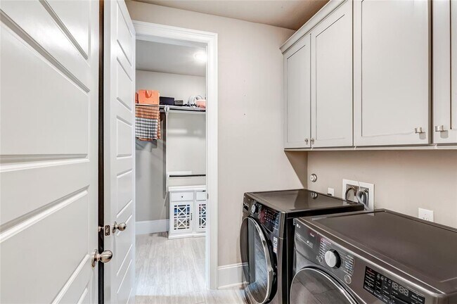 Building Photo - 405 Millard St