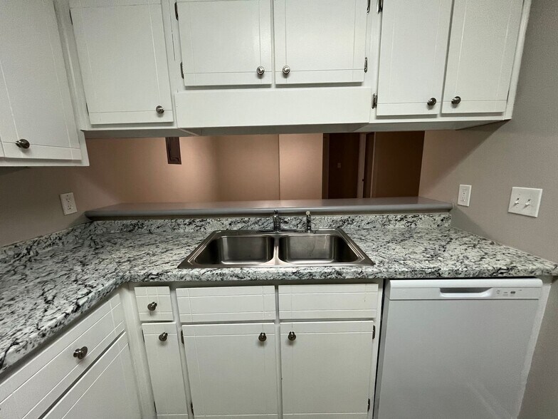 Building Photo - 142 Goshen Rd