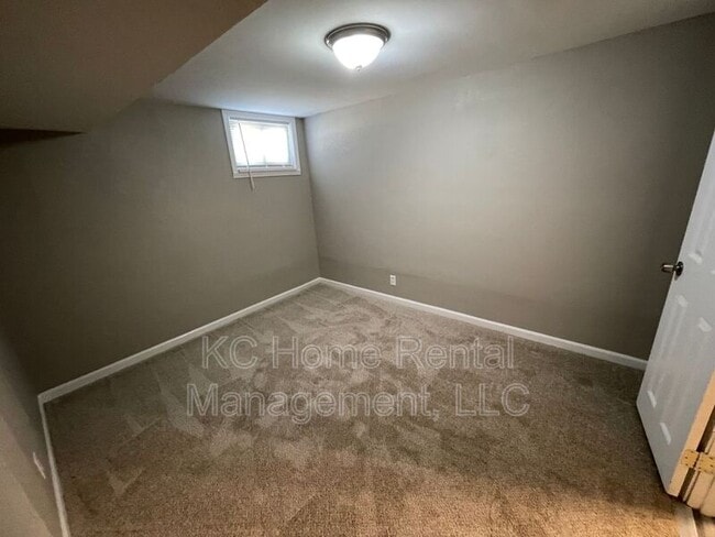Building Photo - 706 NE Orchard Dr