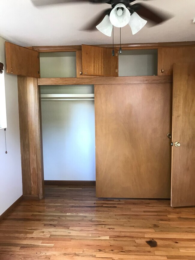 Building Photo - 3824 W Greenbrier Dr