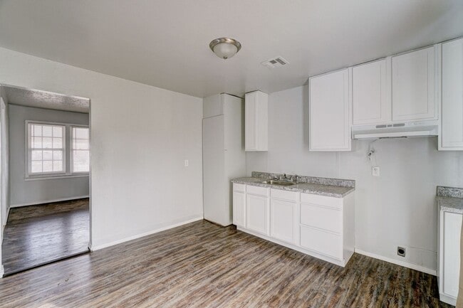 Building Photo - 3 Bed 1 Bath in Del City!