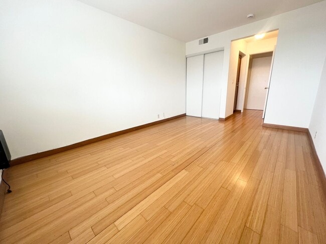 Building Photo - Roomy Signal Hill condo in Hillside Pines ...