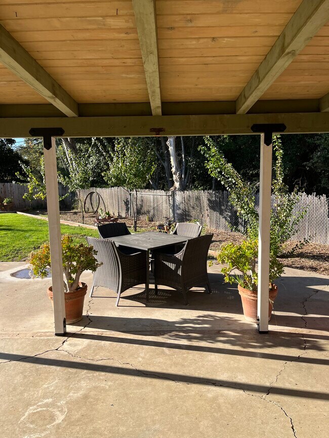 Building Photo - 545 Thumbelina Dr