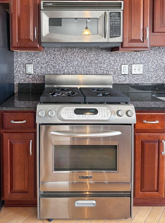 Building Photo - Luxury and Convenience in Royal Oak