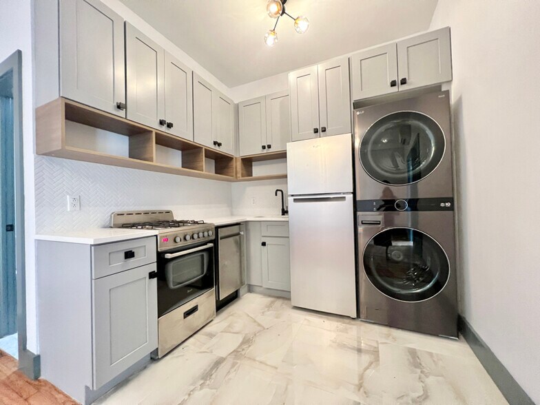 Building Photo - 52 Monitor St