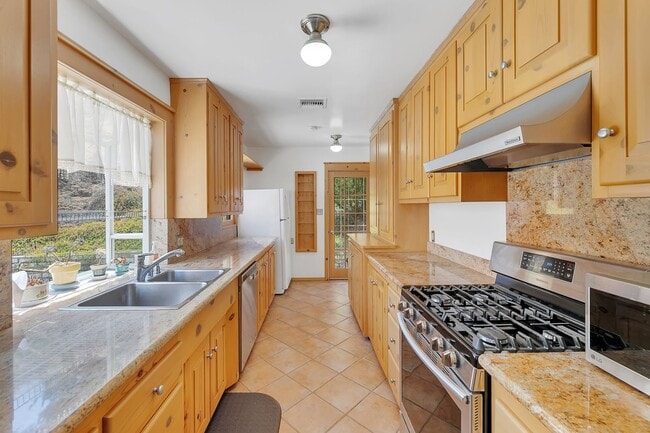Building Photo - Great 3 Bedroom Home with Large Lot and NO...