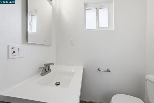 Building Photo - 1930 Sunshine Dr