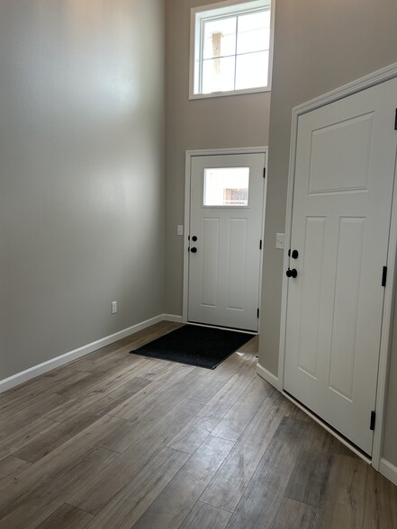 Front entry and garage entrance - 5940 S Coneflower Ave
