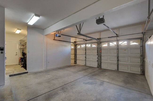 Building Photo - COMING SOON!! $1000 off 1st months Rent Guard-Gated Golf Course Living on the 14th Green!