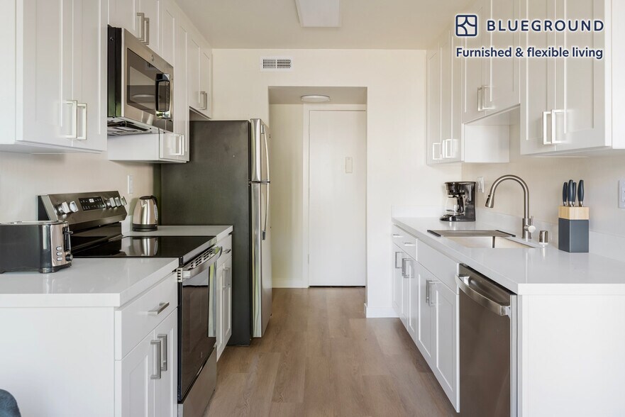 Building Photo - 2721 Midtown Ct