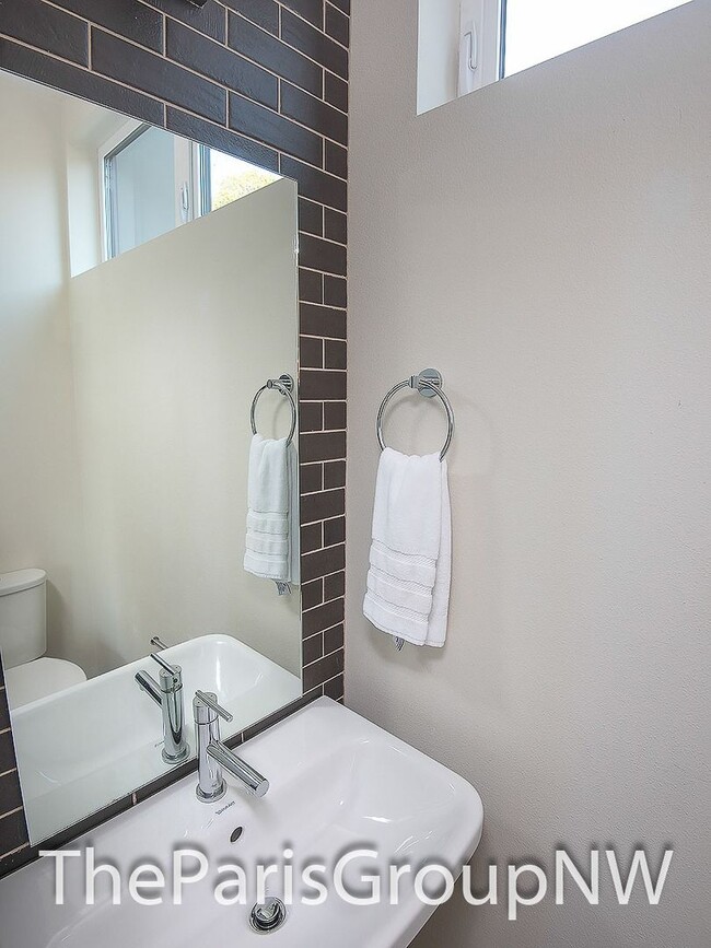 Building Photo - Modern Madrona 3BR TH * A/C!!* Big Open Sp...