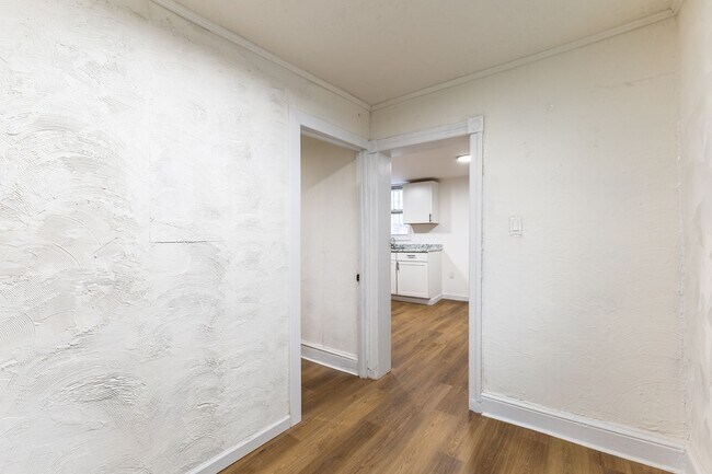 Building Photo - Fully Renovated 3-Bedroom Apartment – Seco...